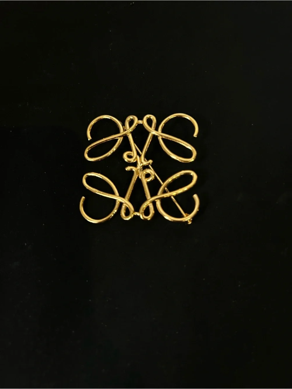 Loewe Gold Women's Decorative Brooch - Elegant Swirl Design brand new
